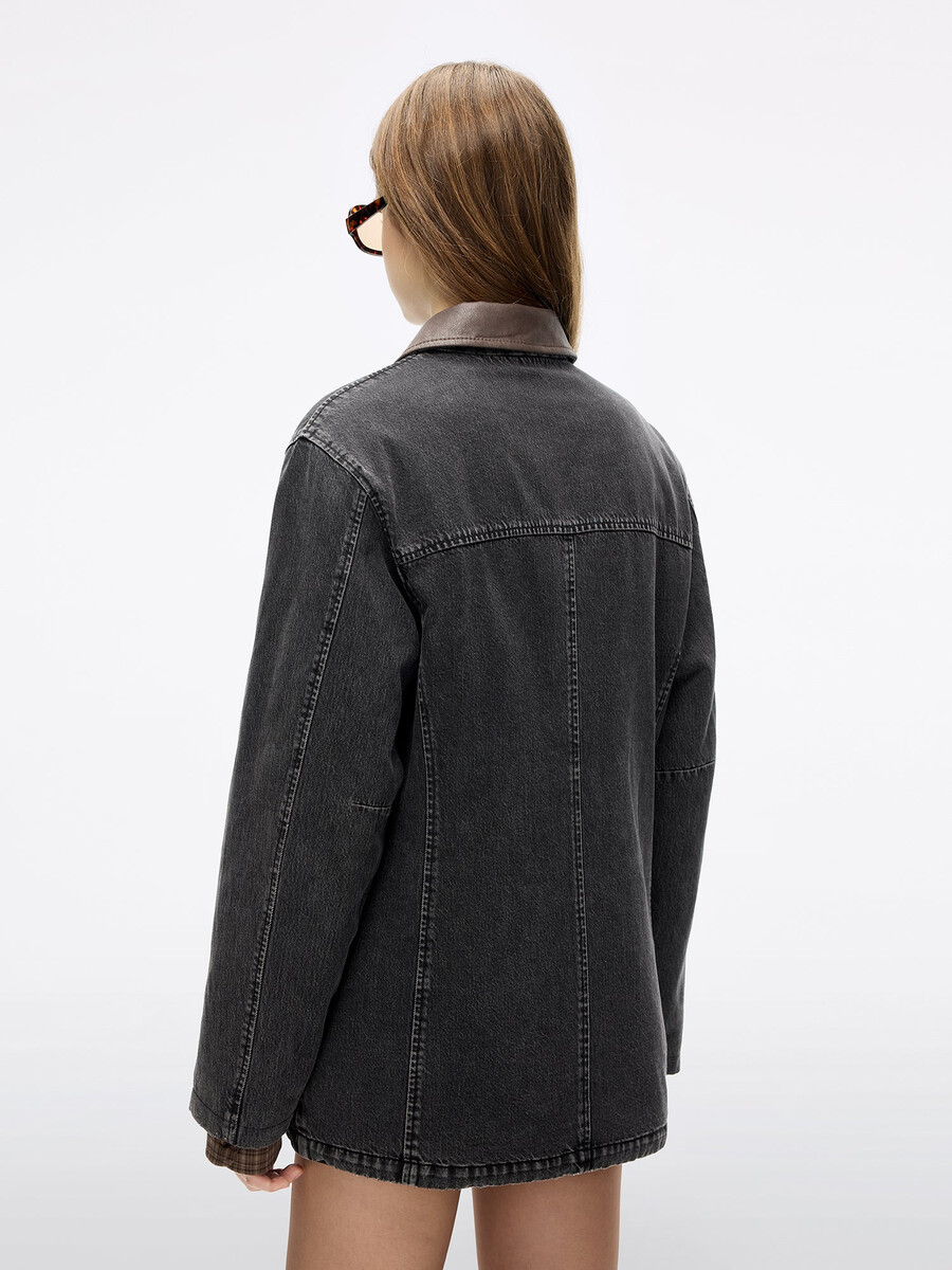 chaqueta vaquera acolchada con paneles de cuero