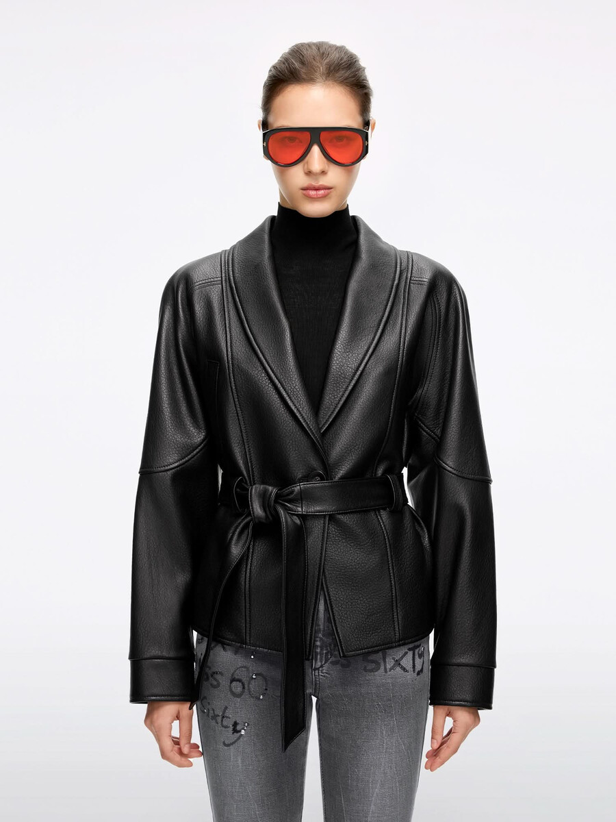 chaqueta de cuero con cinturón