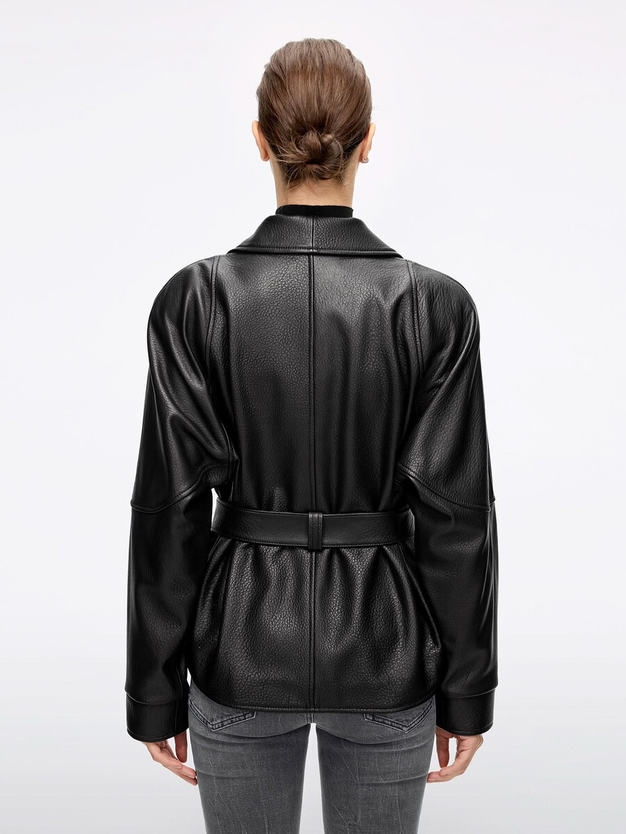 chaqueta de cuero con cinturón