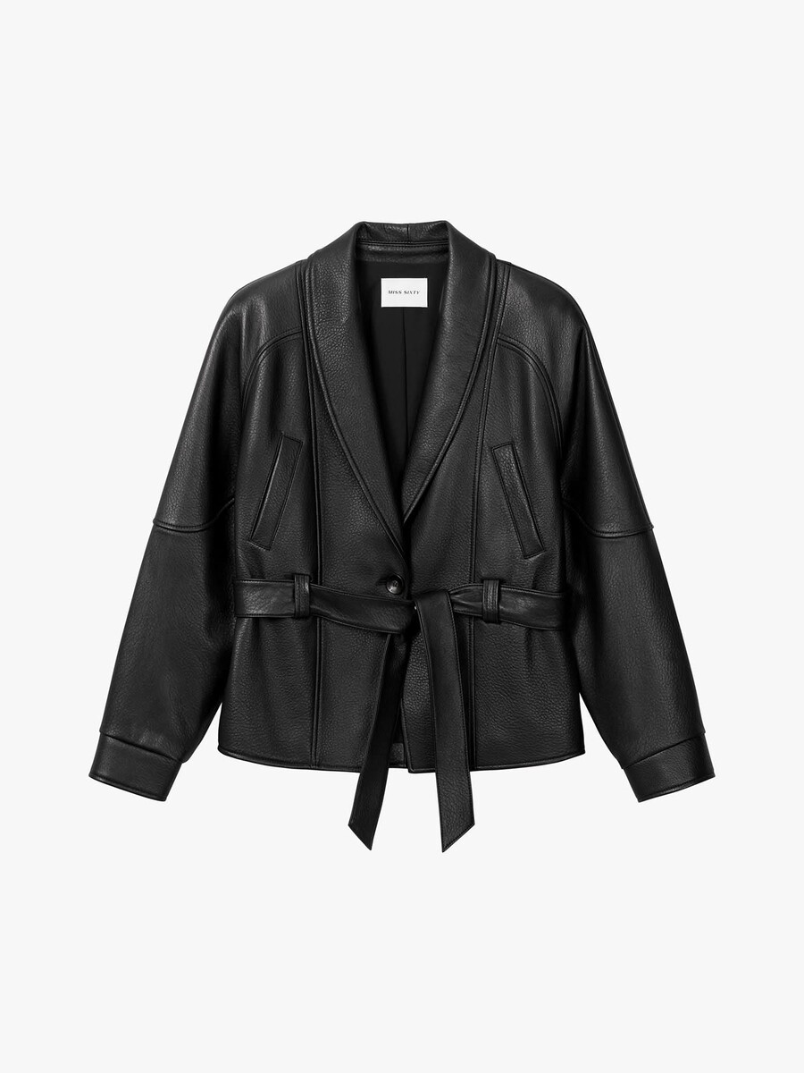 chaqueta de cuero con cinturón