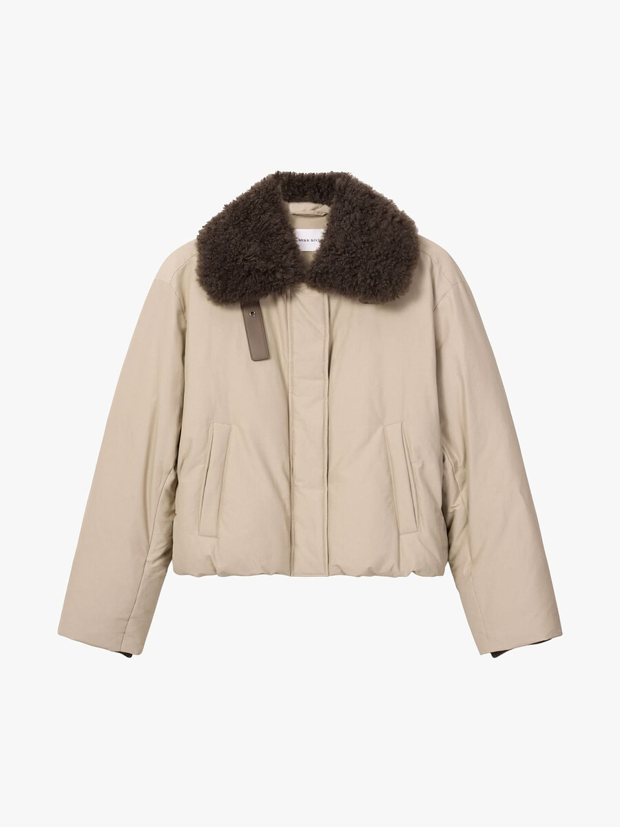 chaqueta de plumas con solapa