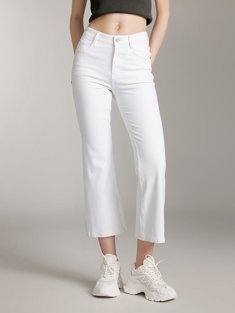pantalones blancos de corte acampanado con seda morera