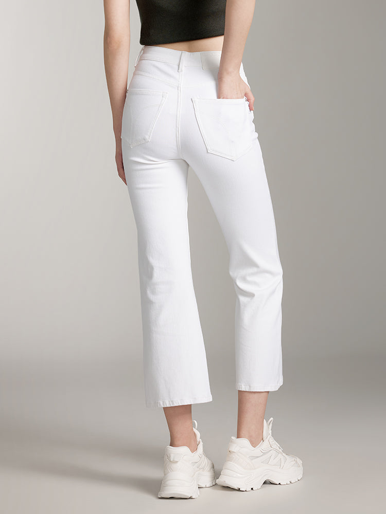 pantalones blancos de corte acampanado con seda morera