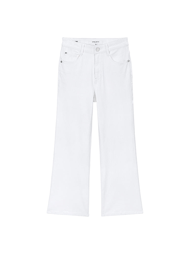 pantalones blancos de corte acampanado con seda morera
