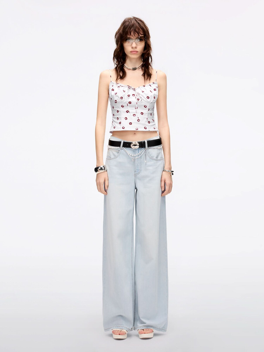 jeans de pierna ancha con cadena en la cintura