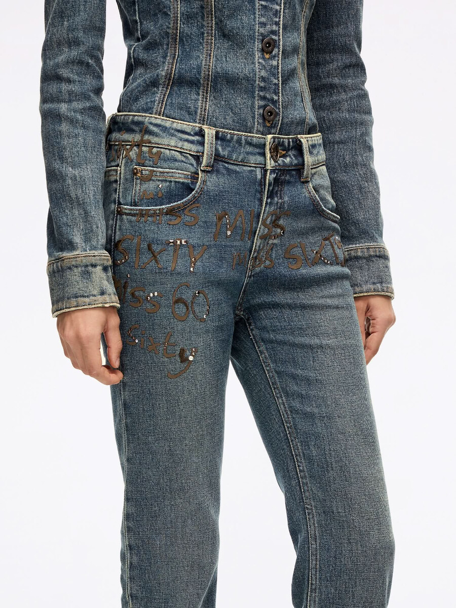 vaqueros acampanados con diamantes de imitación