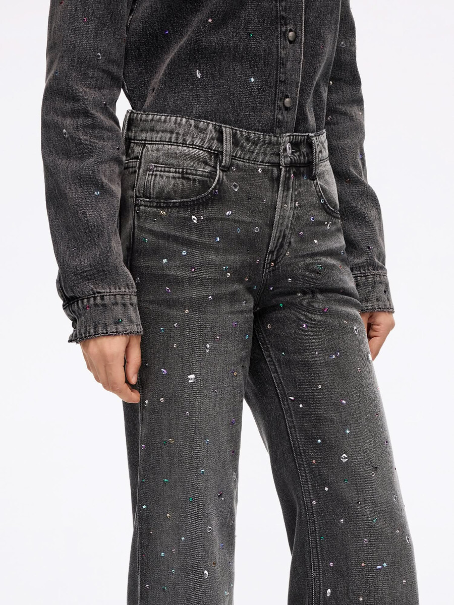 vaqueros acampanados con diamantes de imitación