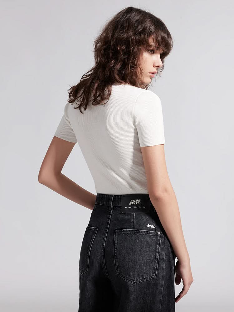 top de punto bordado con cuello alto simulado
