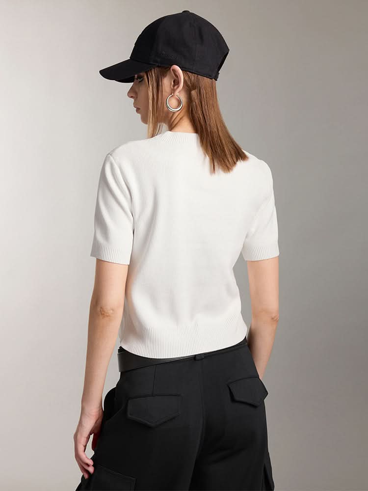 top de punto con cuello redondo y logotipo