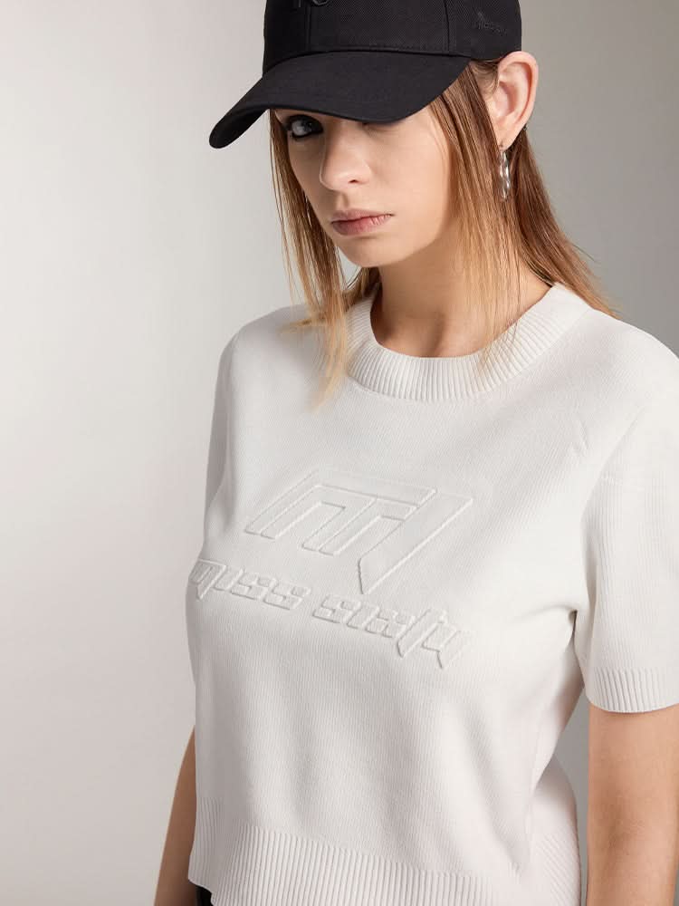 top de punto con cuello redondo y logotipo