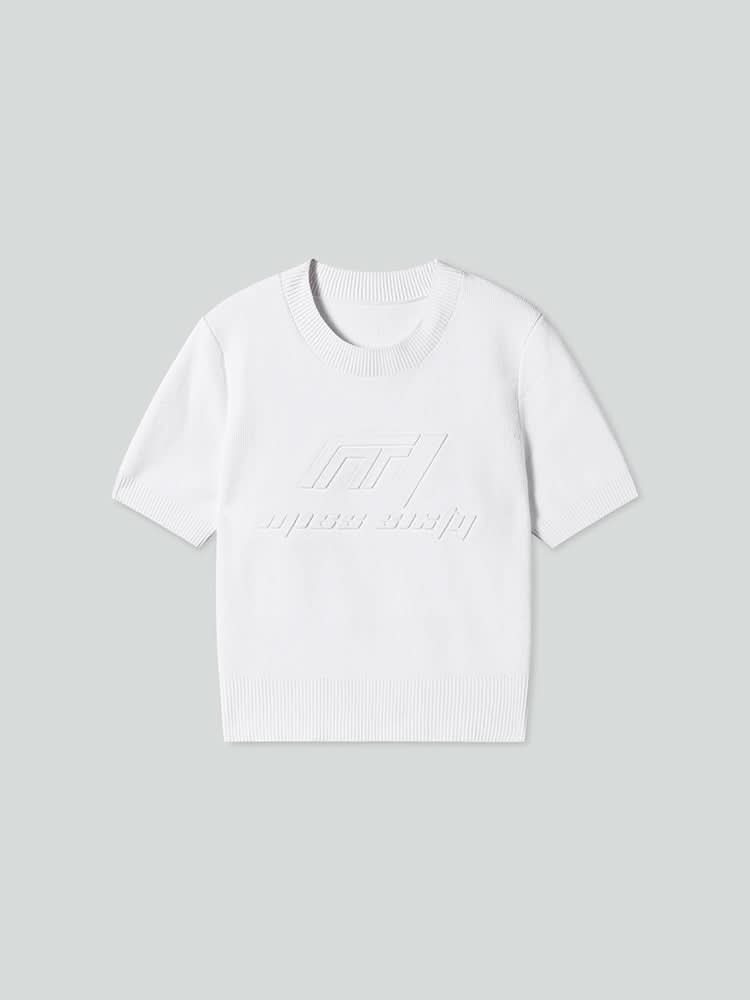 top de punto con cuello redondo y logotipo