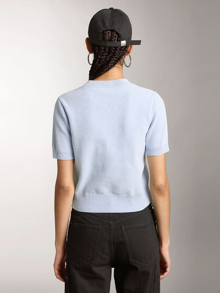 top de punto con cuello redondo y logotipo