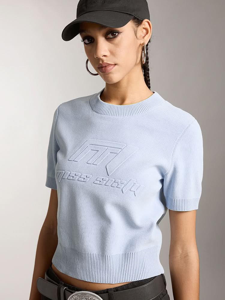 top de punto con cuello redondo y logotipo