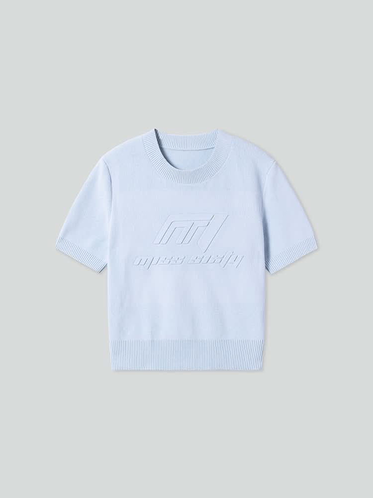top de punto con cuello redondo y logotipo