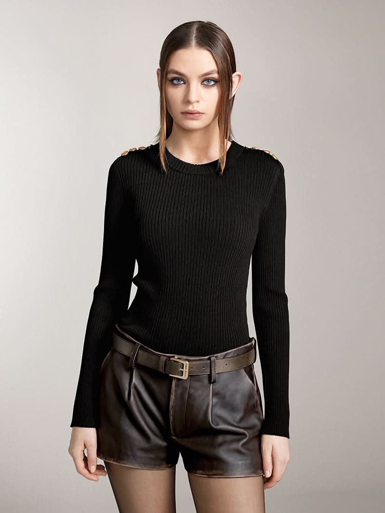 top de punto con cuello redondo y botones