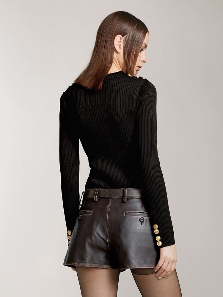 top de punto con cuello redondo y botones