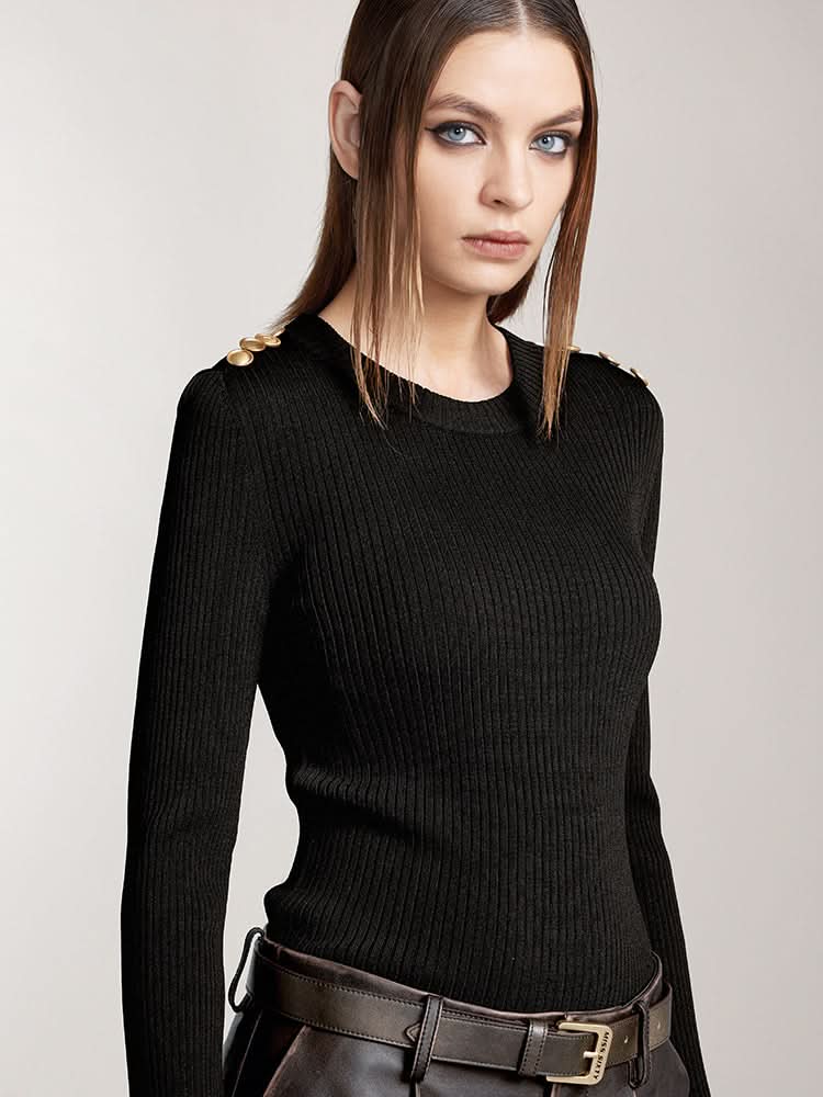 top de punto con cuello redondo y botones