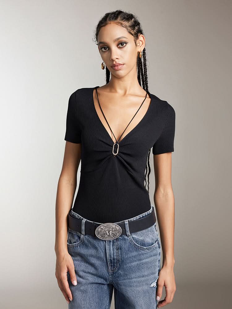 top corto con cuello en v y botones metálicos