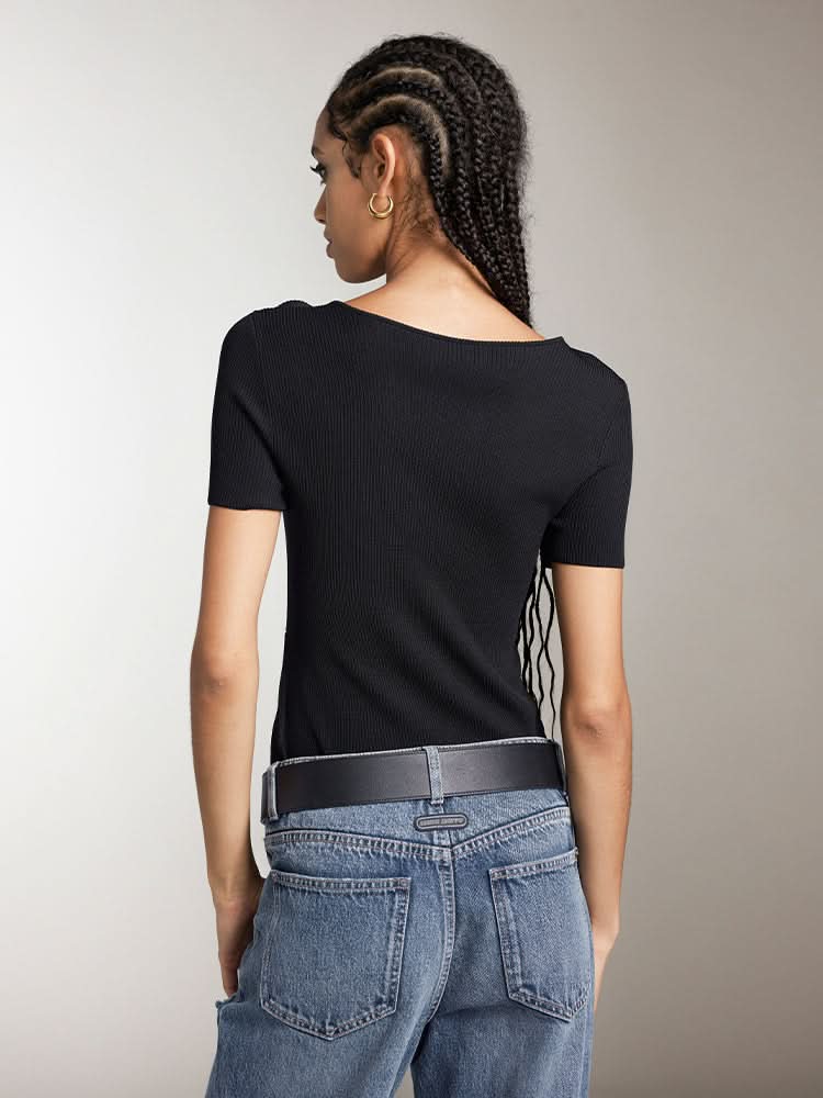 top corto con cuello en v y botones metálicos