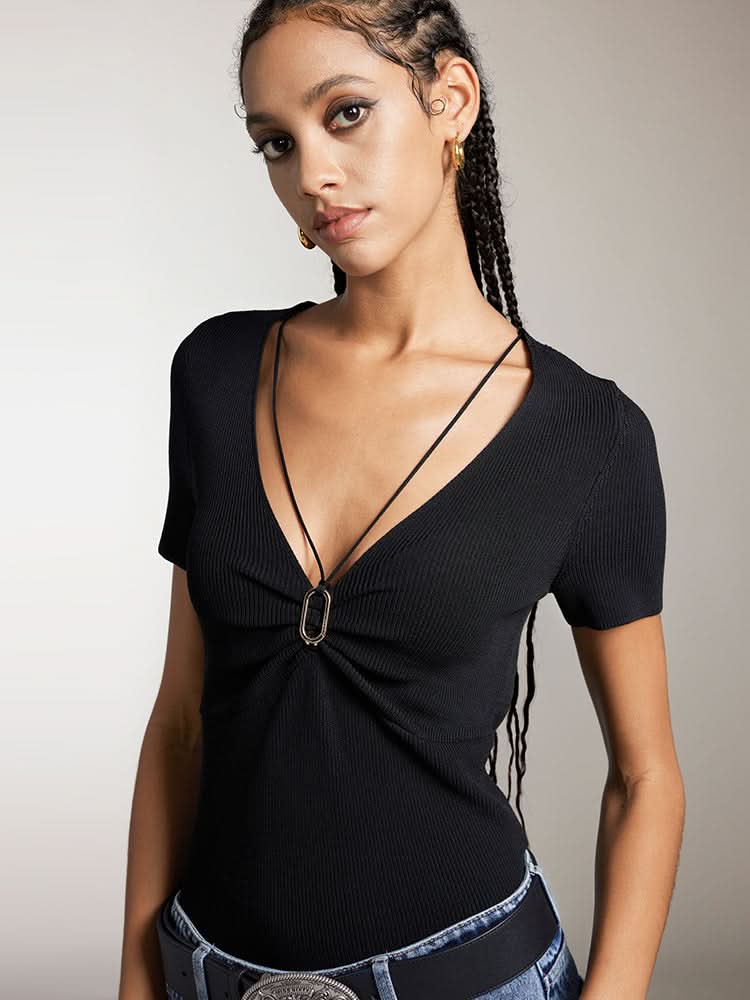 top corto con cuello en v y botones metálicos