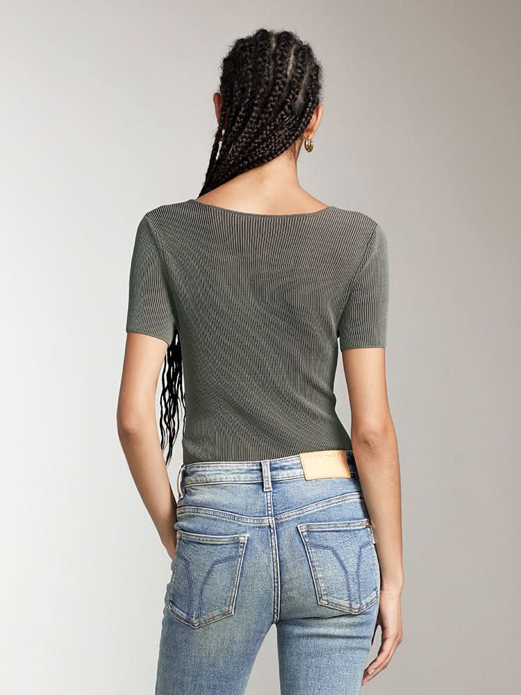 top corto con cuello en v y botones metálicos