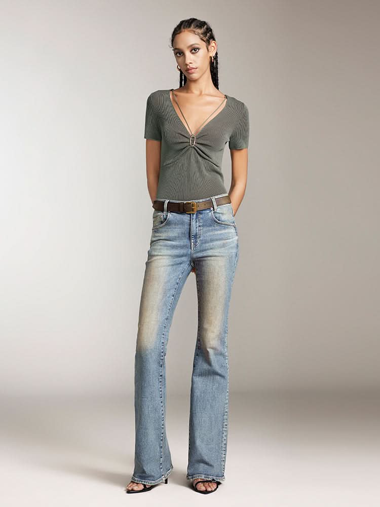 top corto con cuello en v y botones metálicos