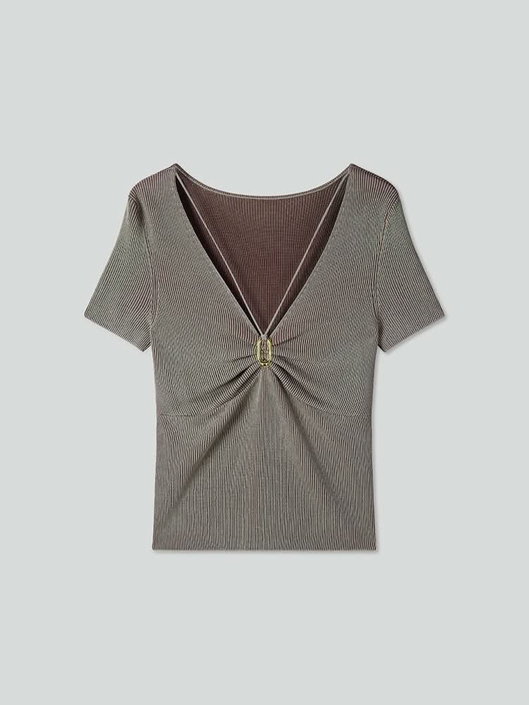 top corto con cuello en v y botones metálicos