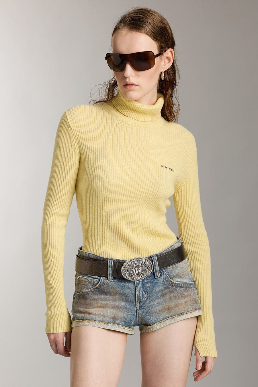 top de punto de lana con cuello alto y bordado