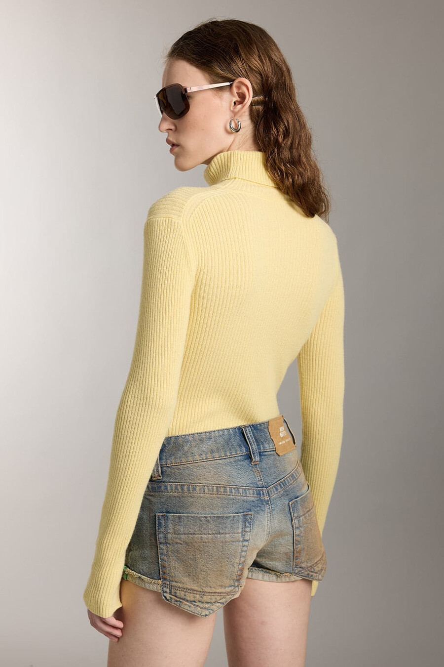 top de punto de lana con cuello alto y bordado