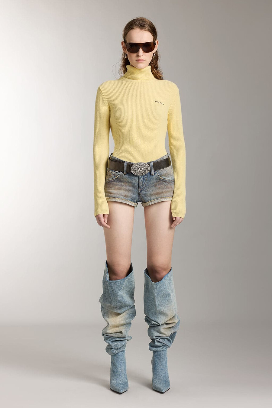top de punto de lana con cuello alto y bordado
