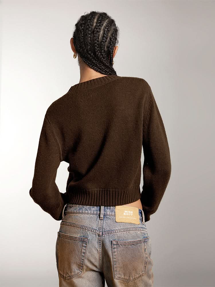 top de punto con cuello redondo y logotipo