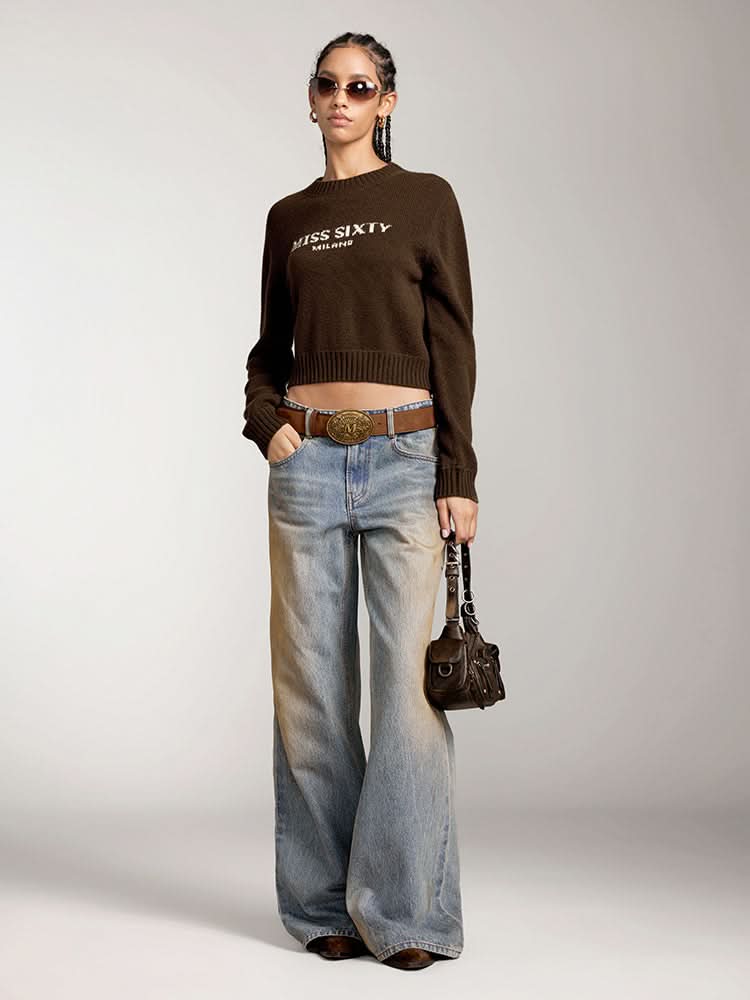 top de punto con cuello redondo y logotipo