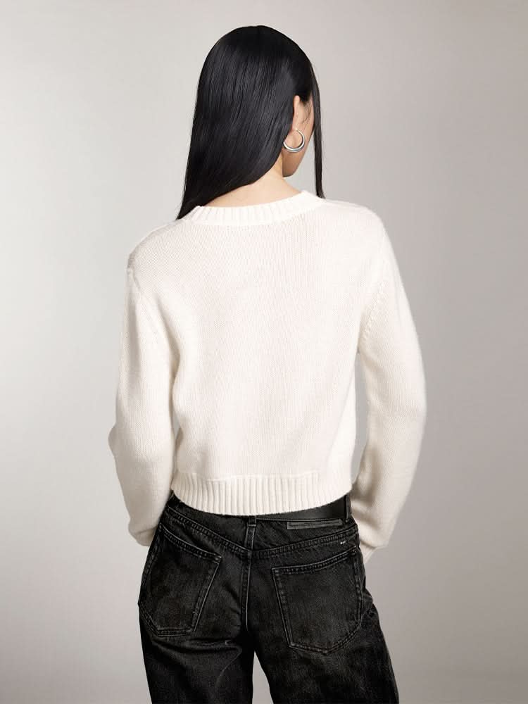 top de punto con cuello redondo y logotipo