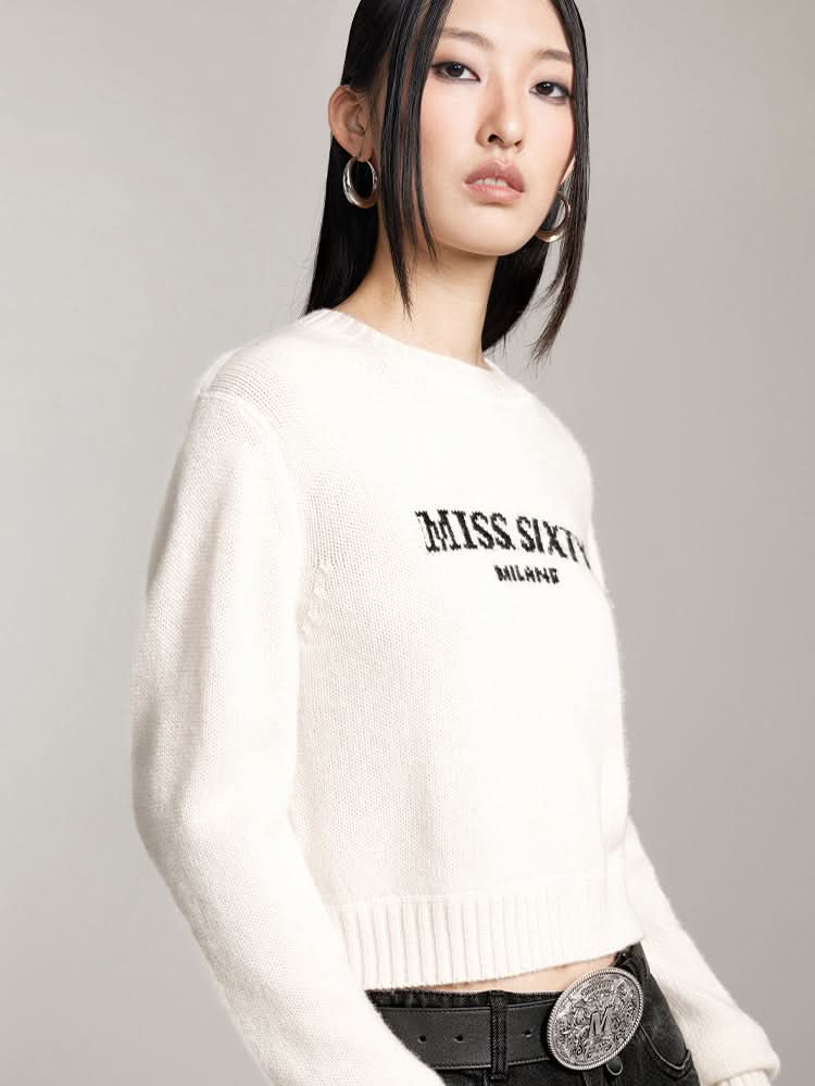 top de punto con cuello redondo y logotipo