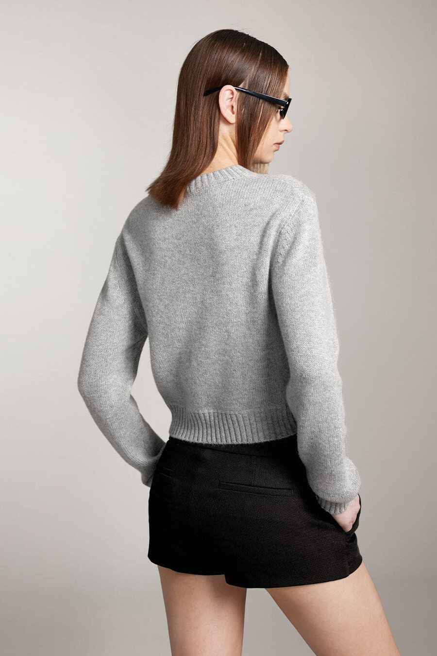 top de punto con cuello redondo y logotipo