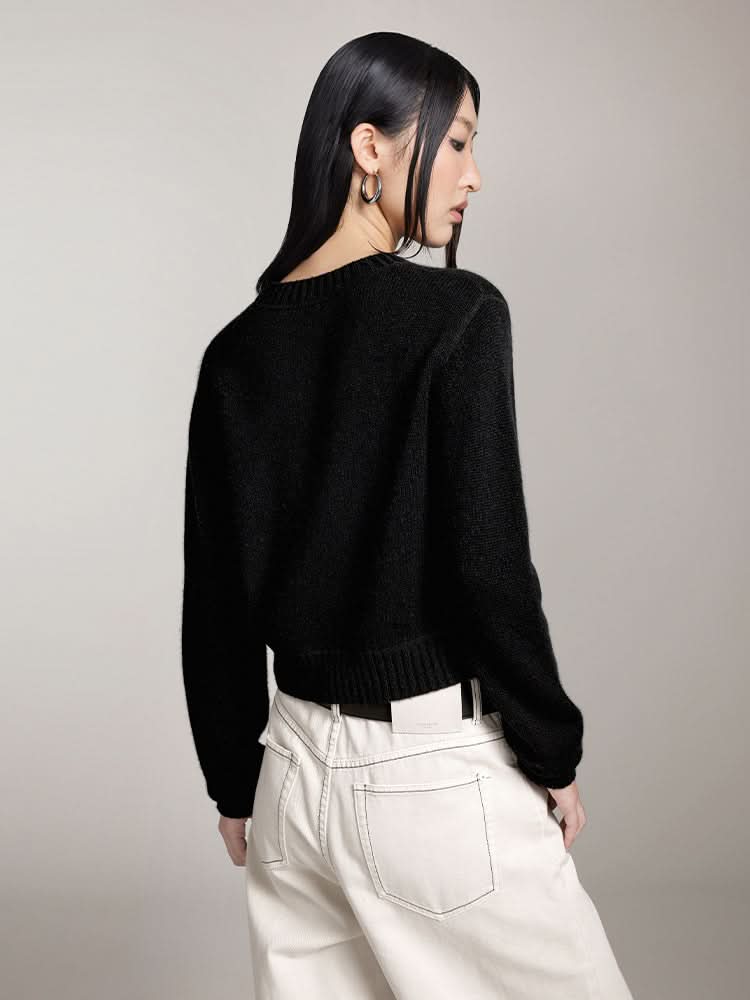 top de punto con cuello redondo y logotipo