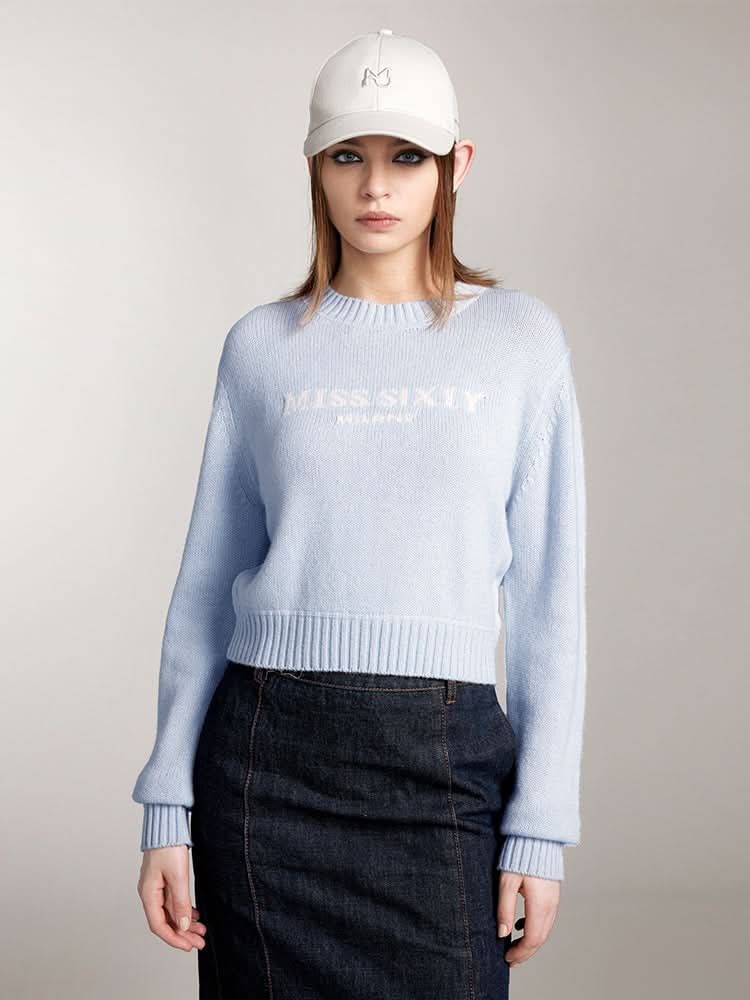 top de punto con cuello redondo y logotipo