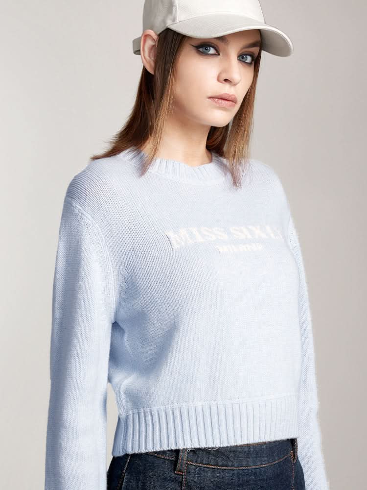 top de punto con cuello redondo y logotipo
