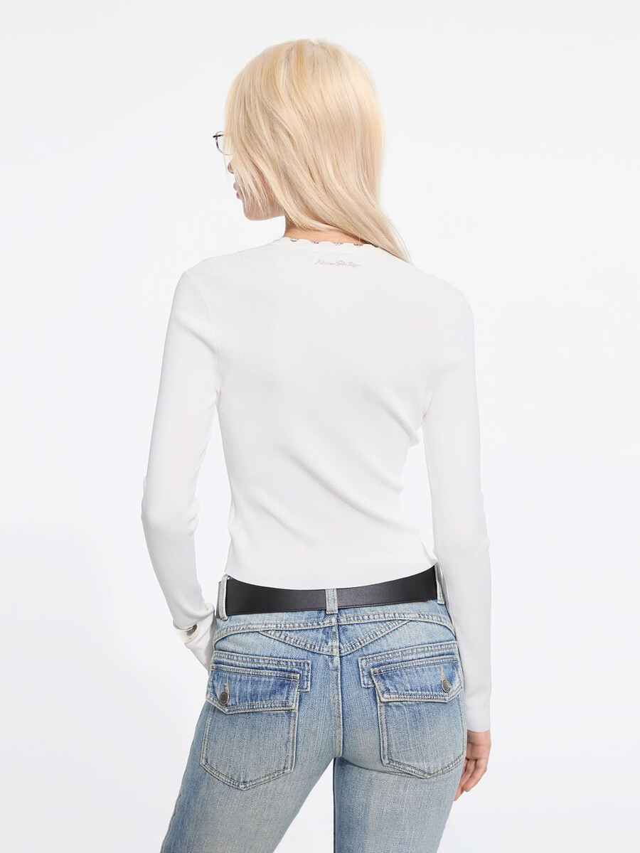 top de punto corto con cuello en v