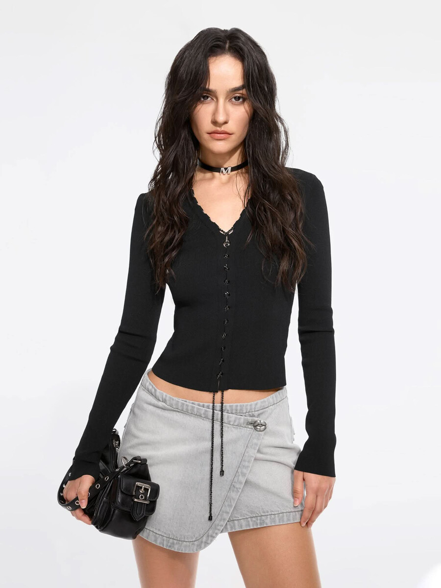 top de punto corto con cuello en v