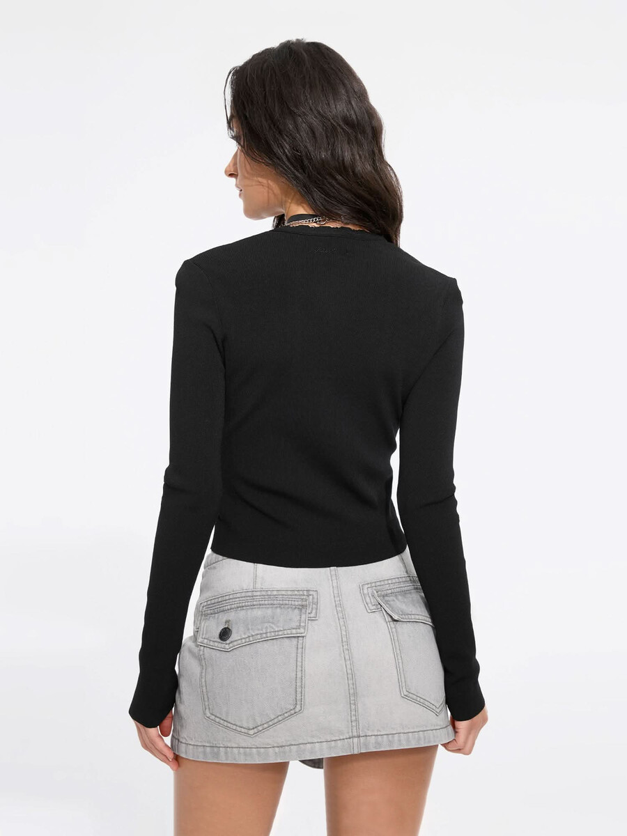 top de punto corto con cuello en v