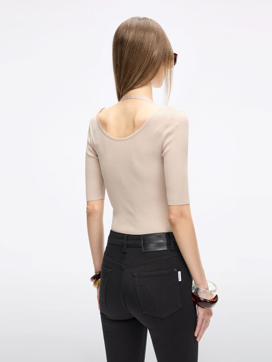 top de punto con cuello halter