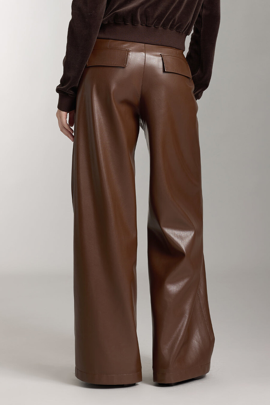 pantalones de tiro alto y pierna ancha