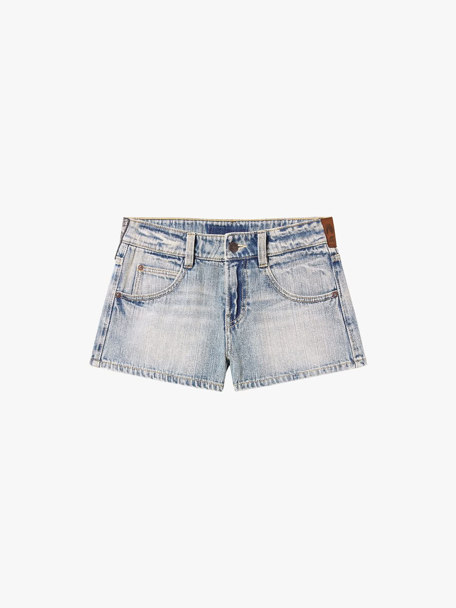 shorts vaqueros azules con múltiples parches