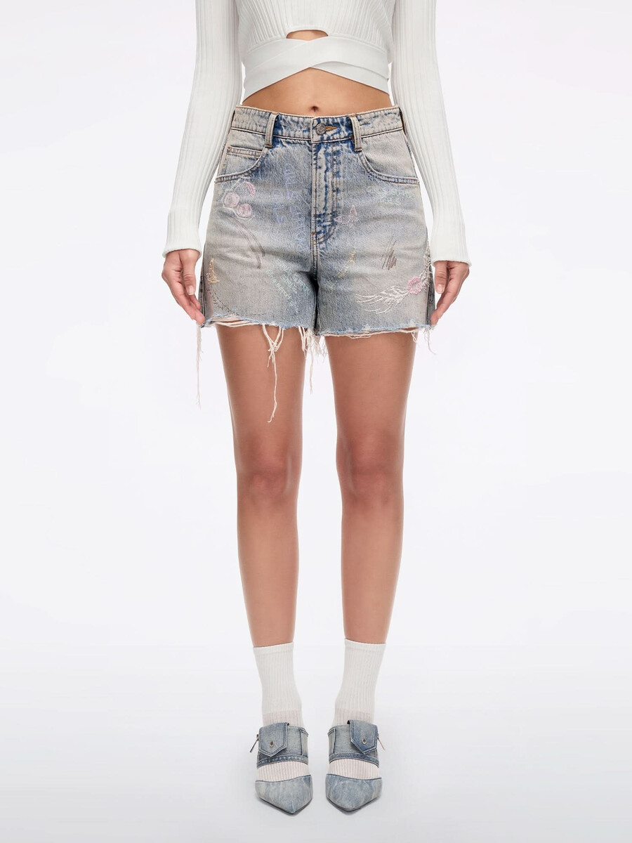 pantalones cortos vaqueros con grafiti