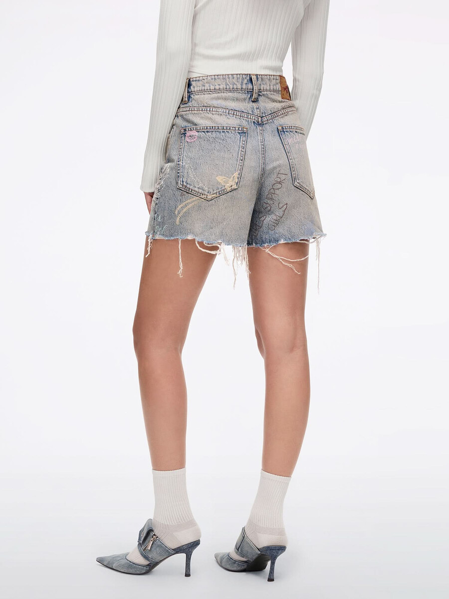 pantalones cortos vaqueros con grafiti