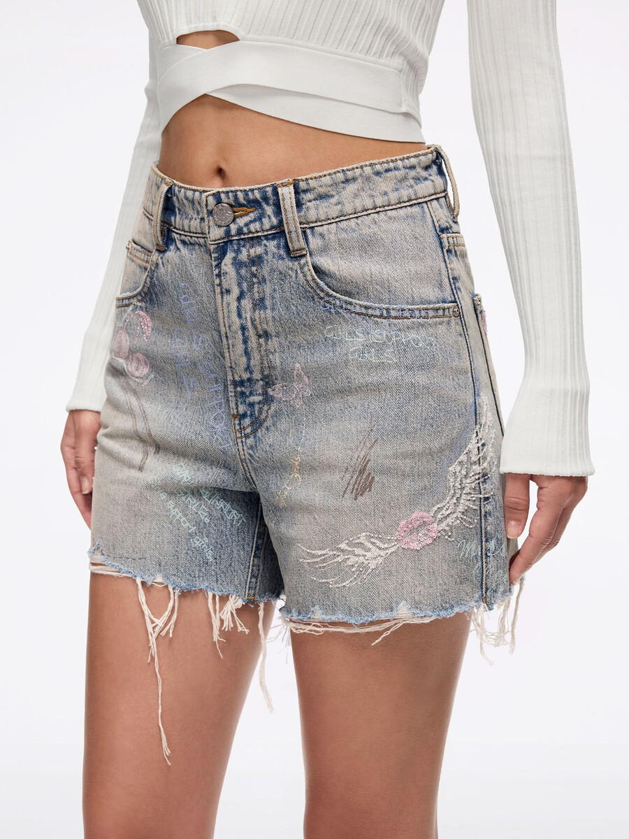 pantalones cortos vaqueros con grafiti