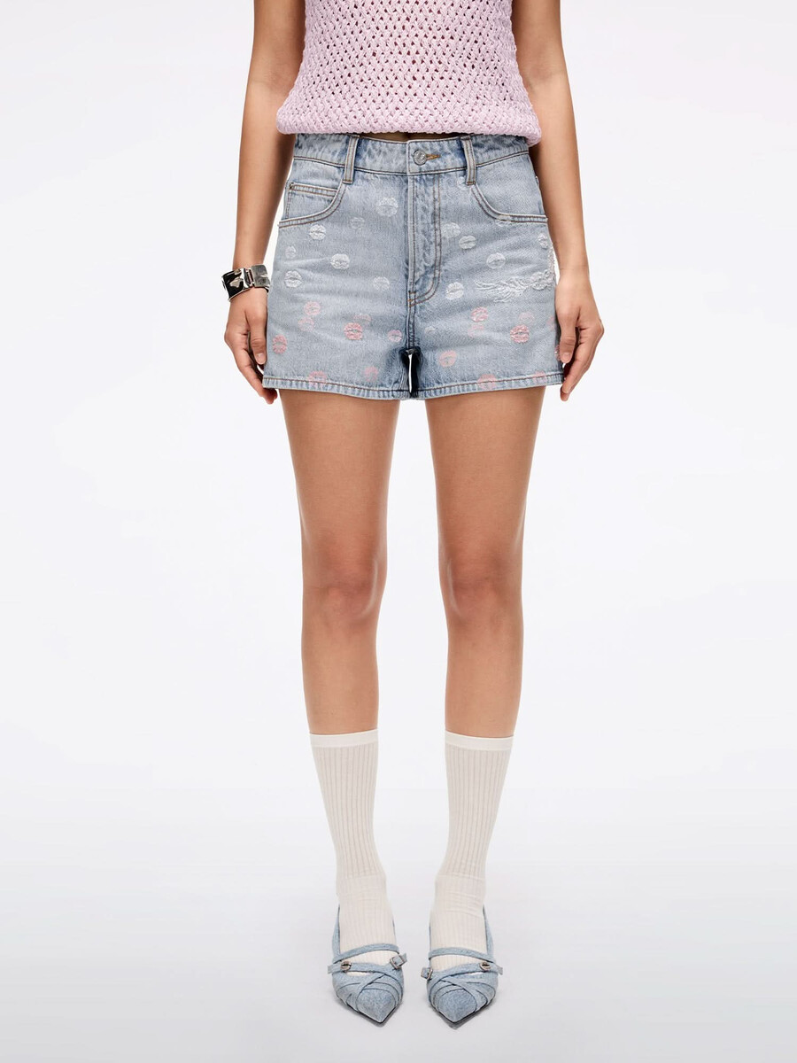 shorts de mezclilla con cuentas y adornos de alas