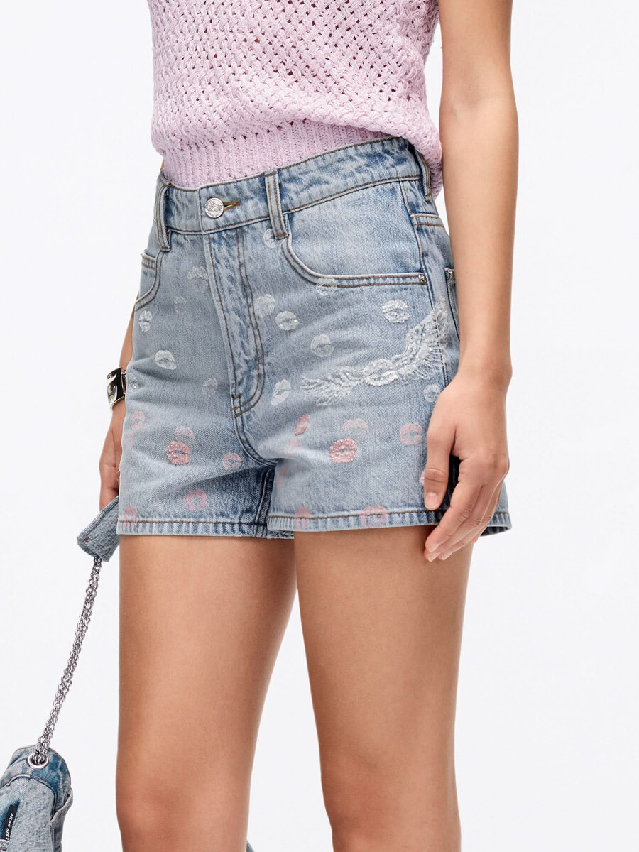 shorts de mezclilla con cuentas y adornos de alas