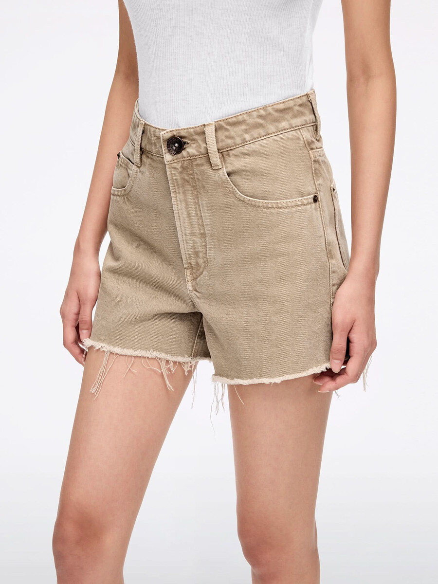 shorts de mezclilla con bordes cepillados
